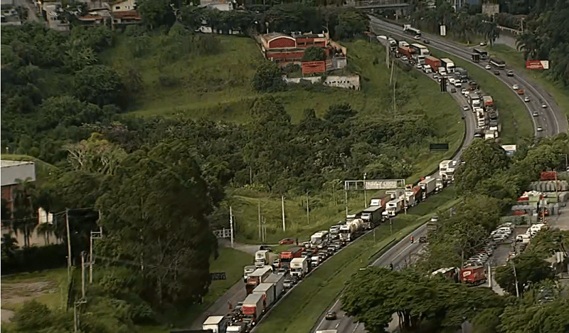 congestionamento-de-mais-de-10-km-na-rodovia-regis-bittencourt-afeta-linhas-de-onibus-na-manha-desta-sexta-(16)
