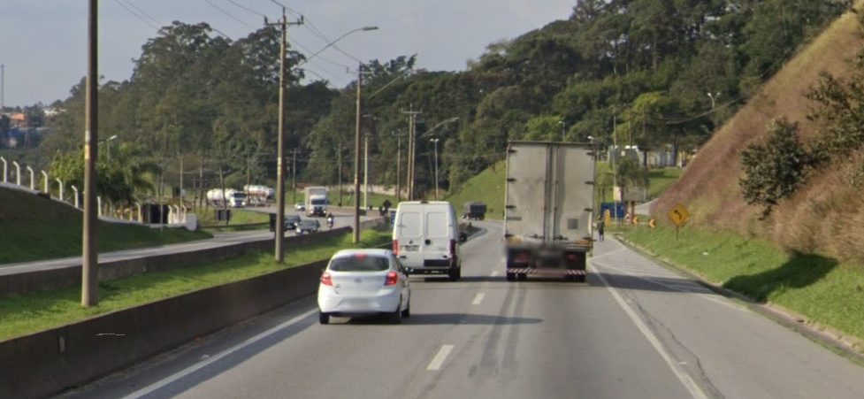 automovel-capota-e-bloqueia-parcialmente-rodovia-regis-bittencourt-em-itapecerica-da-serra